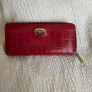 MK LEATHER ZIPPER WALLET (MINOR DISCOLORATION/RUBBING)